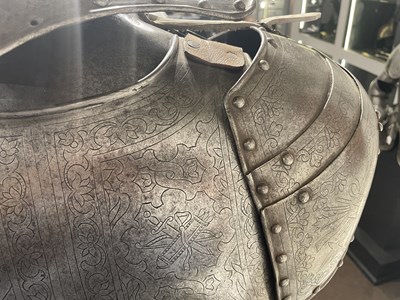 Lot 117 - A FINE AND IMPORTANT NORTH ITALIAN ENGRAVED THREE-QUARTER CUIRASSIER ARMOUR, CIRCA 1620-30