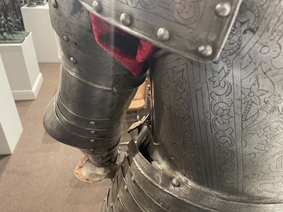Lot 117 - A FINE AND IMPORTANT NORTH ITALIAN ENGRAVED THREE-QUARTER CUIRASSIER ARMOUR, CIRCA 1620-30