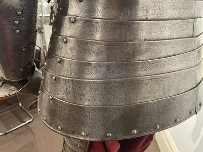 Lot 117 - A FINE AND IMPORTANT NORTH ITALIAN ENGRAVED THREE-QUARTER CUIRASSIER ARMOUR, CIRCA 1620-30