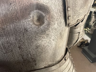 Lot 117 - A FINE AND IMPORTANT NORTH ITALIAN ENGRAVED THREE-QUARTER CUIRASSIER ARMOUR, CIRCA 1620-30