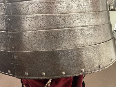 Lot 117 - A FINE AND IMPORTANT NORTH ITALIAN ENGRAVED THREE-QUARTER CUIRASSIER ARMOUR, CIRCA 1620-30