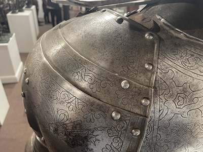 Lot 117 - A FINE AND IMPORTANT NORTH ITALIAN ENGRAVED THREE-QUARTER CUIRASSIER ARMOUR, CIRCA 1620-30