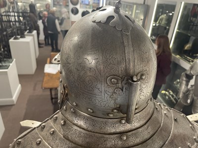 Lot 117 - A FINE AND IMPORTANT NORTH ITALIAN ENGRAVED THREE-QUARTER CUIRASSIER ARMOUR, CIRCA 1620-30