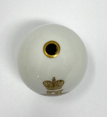 Lot 549 - A RUSSIAN EASTER EGG, IMPERIAL PORCELAIN MANUFACTORY, ST PETERSBURG, CIRCA 1900