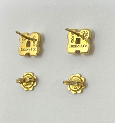 Lot 345 - TIFFANY & CO: PAIR OF GOLD EAR STUDS, 2004