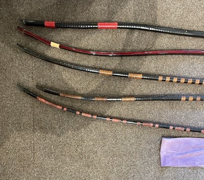 Lot 584 - FIVE JAPANESE BOWS AND A BOW BAG, EDO PERIOD AND LATER