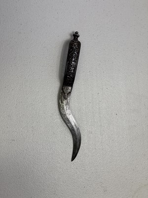 Lot 63 - A SOUTH INDIAN DAGGER (BICHWA), 17TH/18TH CENTURY, PROBABLY THANJAVUR, TAMIL NADU