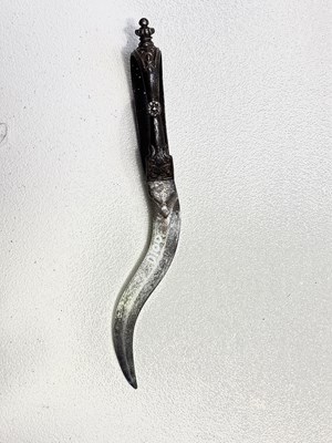 Lot 63 - A SOUTH INDIAN DAGGER (BICHWA), 17TH/18TH CENTURY, PROBABLY THANJAVUR, TAMIL NADU