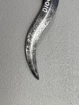 Lot 63 - A SOUTH INDIAN DAGGER (BICHWA), 17TH/18TH CENTURY, PROBABLY THANJAVUR, TAMIL NADU