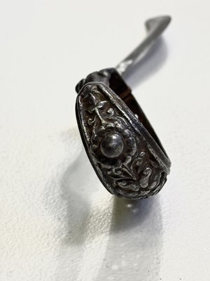 Lot 63 - A SOUTH INDIAN DAGGER (BICHWA), 17TH/18TH CENTURY, PROBABLY THANJAVUR, TAMIL NADU