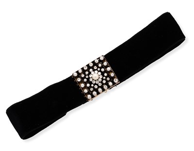 Lot 830 - DIAMOND, PEARL AND VELVET COLLIER DE CHIEN, 1900s