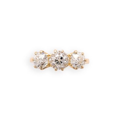 Lot 749 - THREE STONE DIAMOND RING