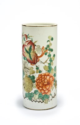 Lot 114 - A CHINESE FAMILLE-ROSE HAT STAND, LATE QING DYNASTY (1644-1911)