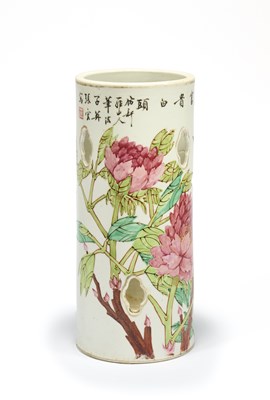 Lot 116 - A CHINESE FAMILLE-ROSE HAT STAND, LATE QING DYNASTY (1644-1911)