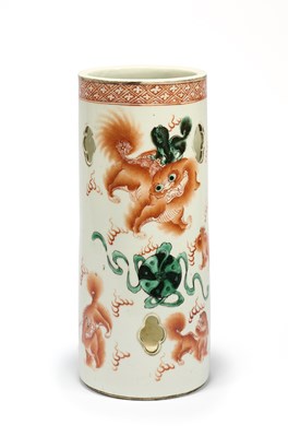 Lot 115 - A CHINESE BUDDHIST LION IRON-RED AND GREEN ENAMELLED HAT STAND, LATE QING DYNASTY (1644-1911)