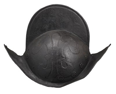 Lot 206 - A GERMAN COMB MORION WITH EMBOSSED DECORATION IN THE 'BLACK AND WHITE' FASHION, EARLY 17TH CENTURY