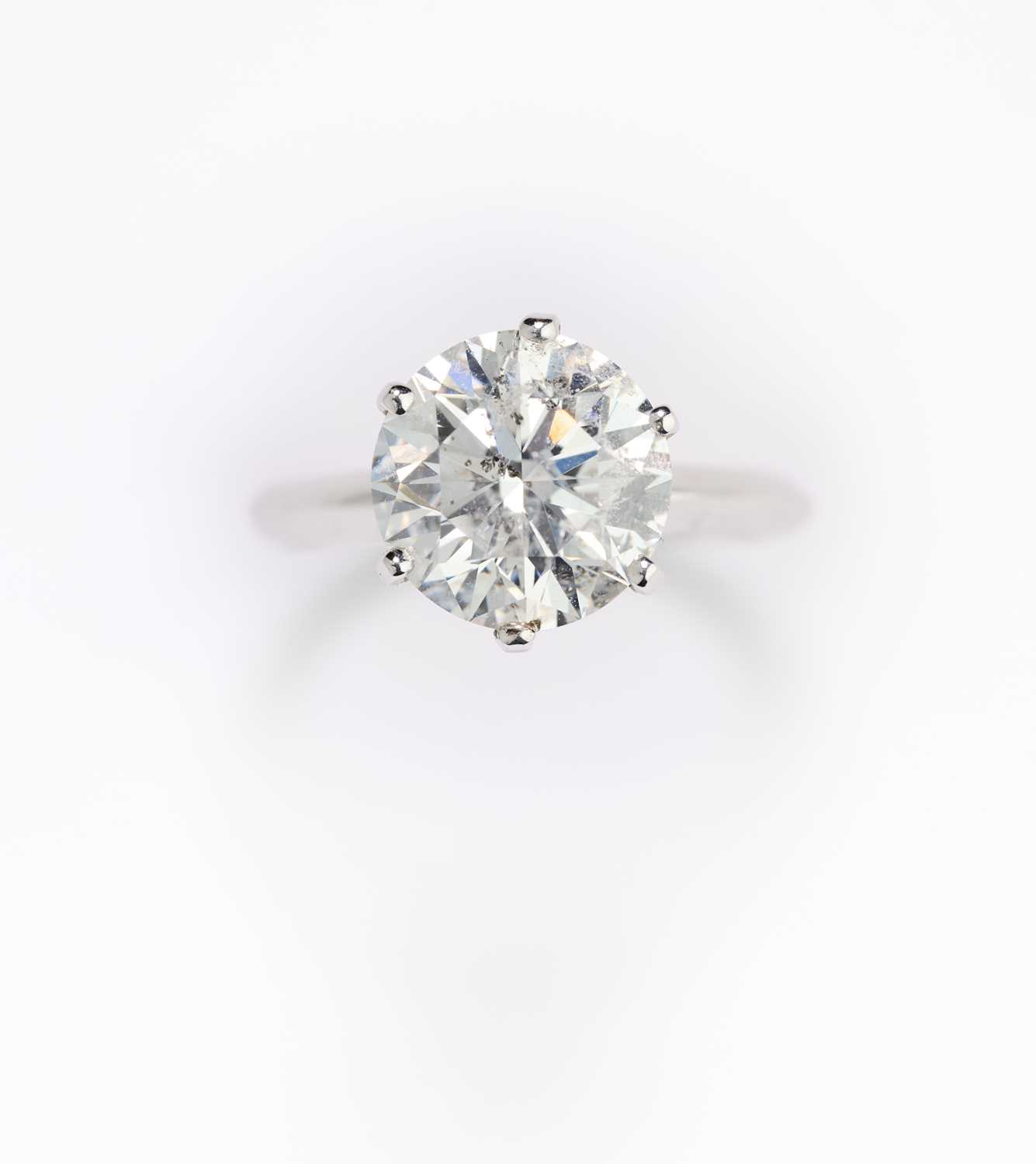 Lot 389 - DIAMOND RING
