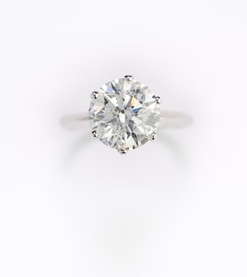 Lot 369 - DIAMOND RING