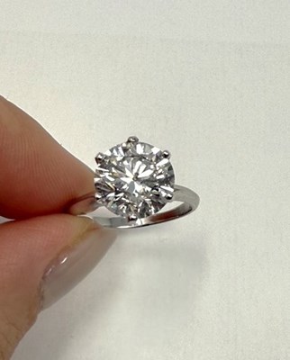 Lot 389 - DIAMOND RING