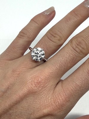 Lot 389 - DIAMOND RING