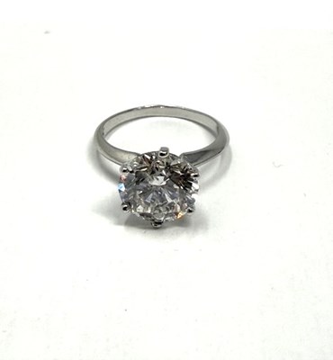 Lot 389 - DIAMOND RING