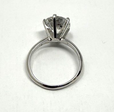 Lot 389 - DIAMOND RING
