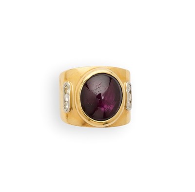 Lot 740 - A RUBY AND DIAMOND RING