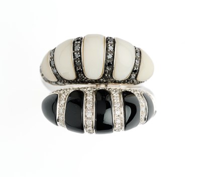 Lot 329 - HARDSTONE AND DIAMOND RING