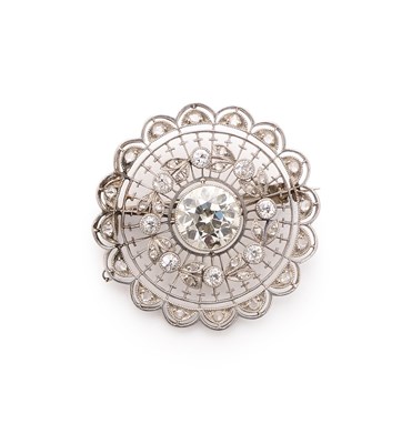 Lot 671 - EDWARDIAN DIAMOND BROOCH, 1910s