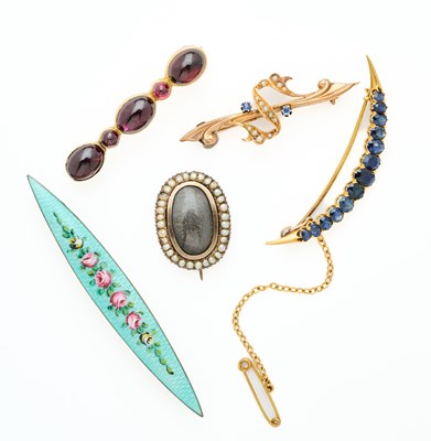Lot 624 - COLLECTION OF FIVE BROOCHES, 1800s AND LATER