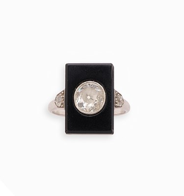 Lot 676 - ART DECO DIAMOND RING, 1920s