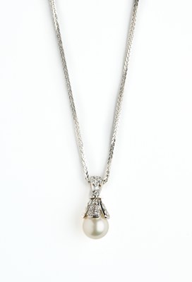 Lot 323 - CULTURED PEARL PENDENT