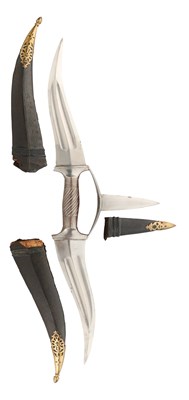 Lot 627 - A NORTH INDIAN DOUBLE-ENDED PARRYING DAGGER, PROBABLY 19TH CENTURY RAJASTHAN