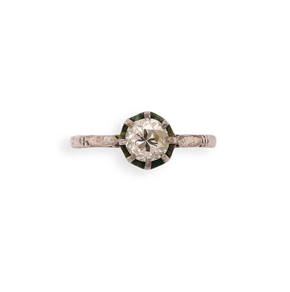 Lot 345 - DIAMOND RING