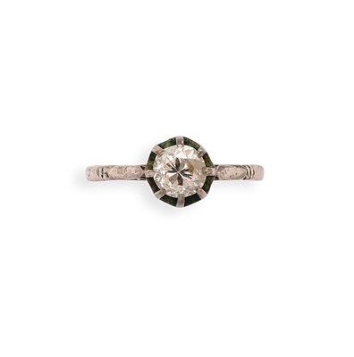 Lot 645 - DIAMOND RING