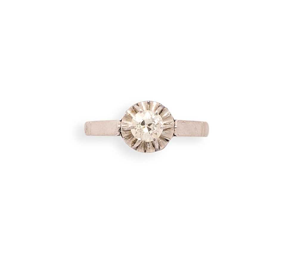Lot 346 - DIAMOND RING
