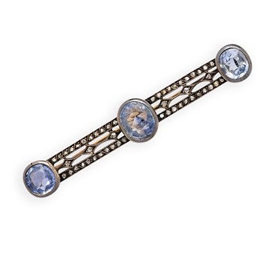 Lot 662 - EDWARDIAN SAPPHIRE AND DIAMOND BAR BROOCH, 1910s