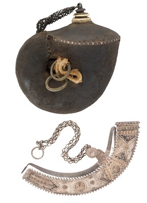 Lot 655 - AN INDIAN POWDER FLASK AND AN OMANI POWDER FLASK