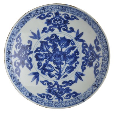 Lot 23 - A CHINESE BLUE AND WHITE SAUCER DISH, 17TH CENTURY