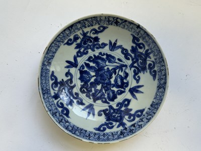 Lot 23 - A CHINESE BLUE AND WHITE SAUCER DISH, 17TH CENTURY
