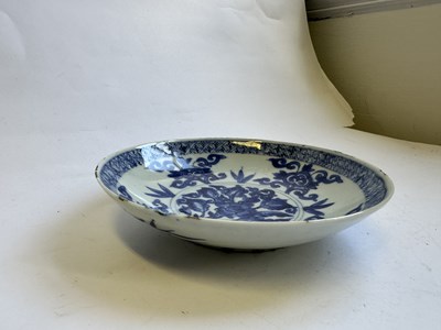 Lot 23 - A CHINESE BLUE AND WHITE SAUCER DISH, 17TH CENTURY