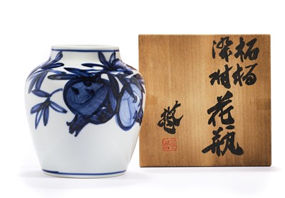 Lot 171 - KONDO YUZO (JAPANESE, 1902-1985), A LARGE SOMETSUKE 'POMEGRANATE' JAR, SHOWA PERIOD (1926-89)