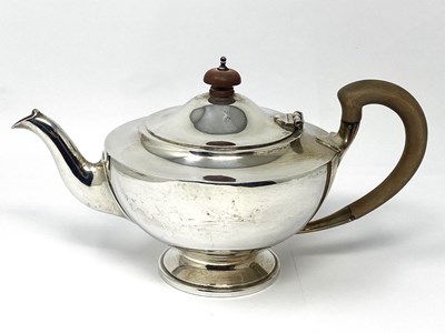 Lot 170 - A GEORGE V SILVER TEAPOT, JAY, RICHARD ATTENBOROUGH CO. LTD., LONDON, 1933