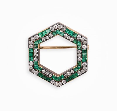 Lot 674 - EDWARDIAN EMERALD AND DIAMOND BROOCH, 1910s
