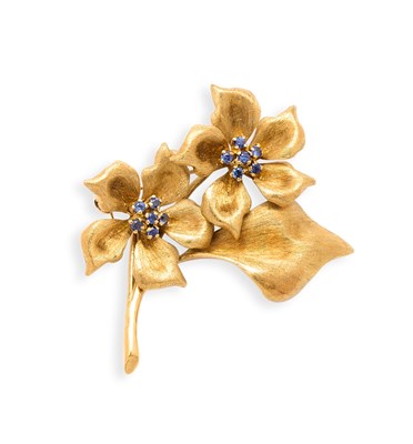 Lot 729 - GOLD AND SAPPHIRE BROOCH, 1966