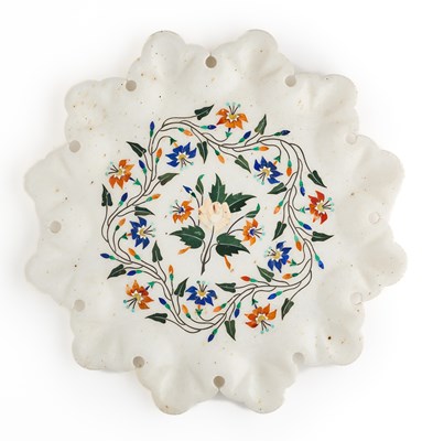 Lot 524 - A PIETRA DURA INLAID MARBLE DISH, AGRA, INDIA, 20TH CENTURY