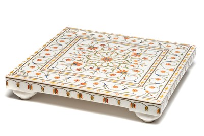 Lot 125 - A MUGHAL STYLE PIETRA DURA INLAID MARBLE FOOTSTOOL, AGRA, NORTHERN INDIA