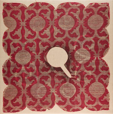 Lot 196 - AN OTTOMAN BROCADE SILK SHOULDER CAPE, WESTERN ANATOLIA, 17TH CENTURY