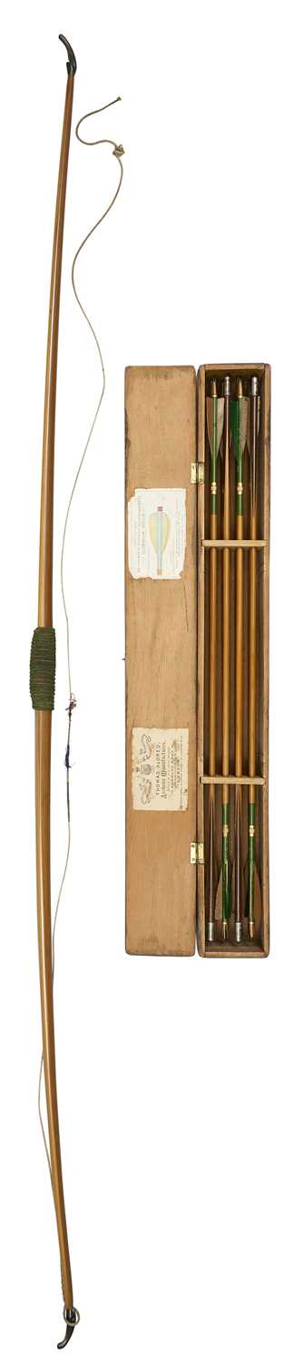 Lot 86 - AN ALDRED LONGBOW AND CASE OF ARROWS, LATE 19TH/EARLY 20TH CENTURY