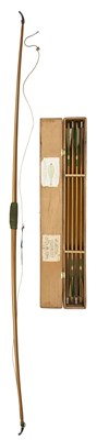 Lot 86 - AN ALDRED LONGBOW AND CASE OF ARROWS, LATE 19TH/EARLY 20TH CENTURY
